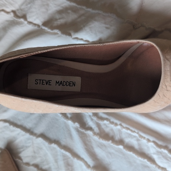 Steve Madden Women's Beige Pointed Toe Pumps - Picture 3 of 3